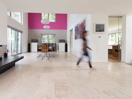 Spisestue og stue med Classic Light travertin