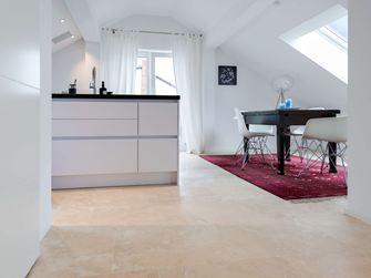 Køkken med Travertine Medium Line og moderne møbler
