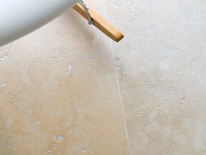 Flise i travertin Medium Line i nærheden af Galleri 1