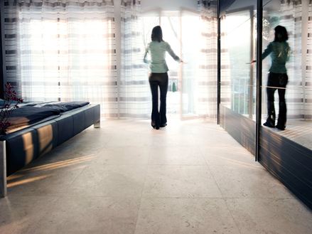 Medium Line Fliser med kvinde ved vinduet