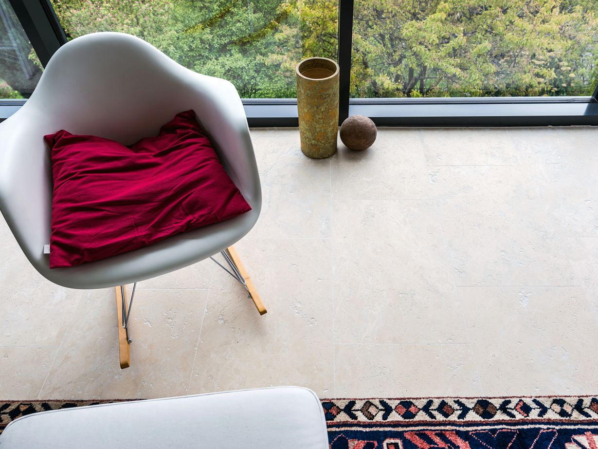 Varme, intense beige toner Gang med naturstensvæg, træskænk og beige Medium Line travertinfliser på gulvet