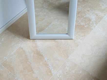 Gang med Medium Line travertinfliser og vægpaneler af natursten