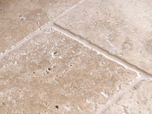 Nærbillede af travertinmediet i beige