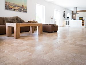 Stue med medium travertinfliser