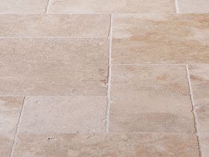 Tromlede kanter giver et rustikt look Fliser i tromlet travertin Medium