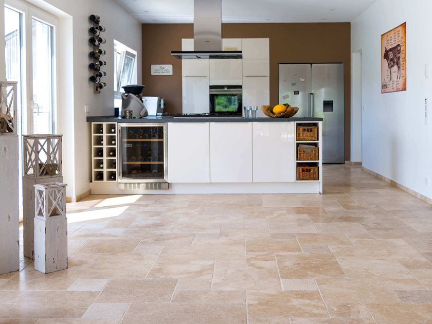 Medium travertinfliser i køkken og opholdsstue