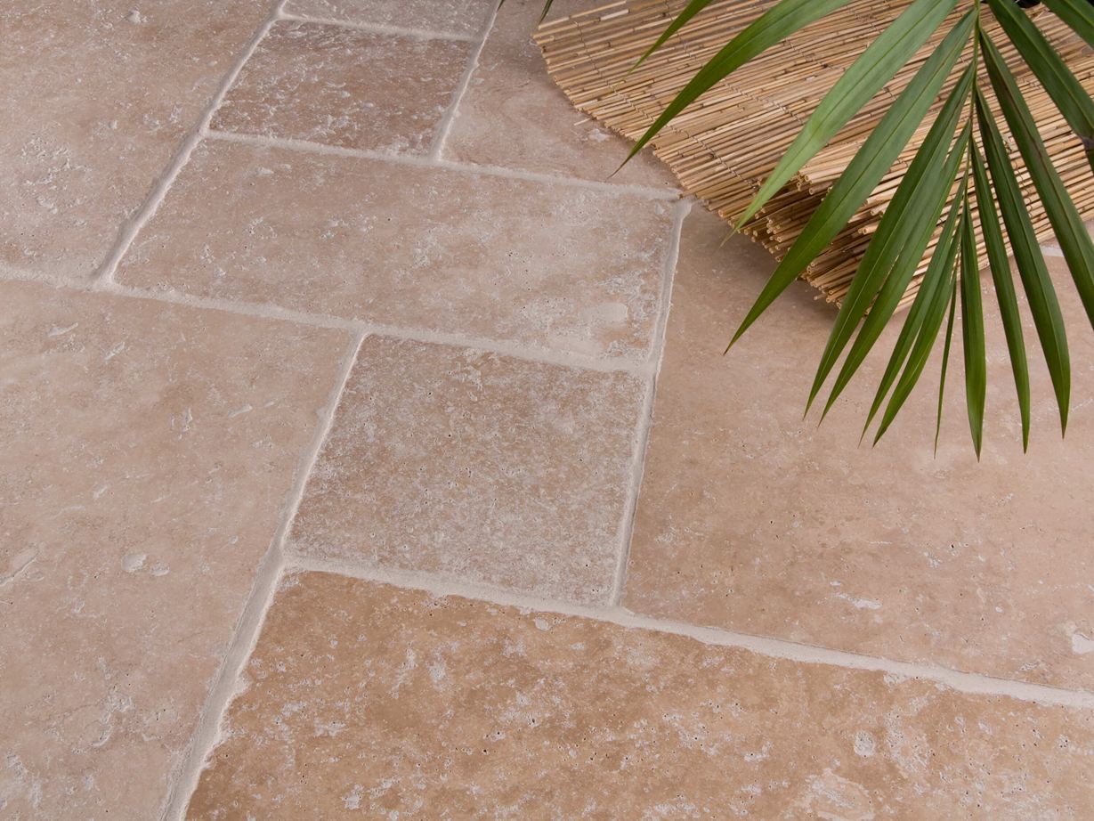 Rustik og naturlig: Medium travertin flise Fliser Medium, tumlet romersk bånd med palme