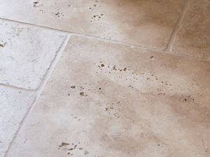 Nærbillede af medium travertinfliser