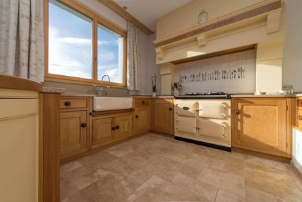 Trækøkken med medium travertinfliser, tumlet