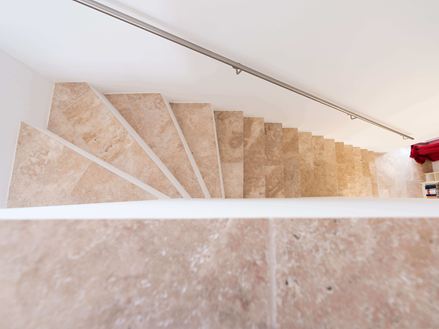 Trappe lavet af travertin-fliser fra oven