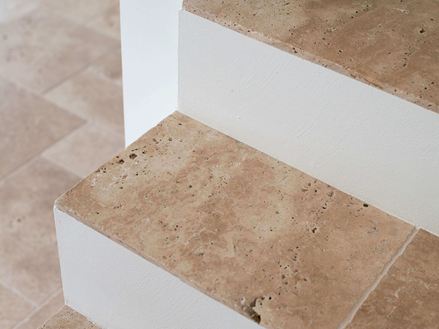 Trappetrin med flise i travertin