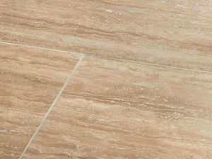 Varme farver i den beige serie Nærbillede af Travertin Natura i trælook