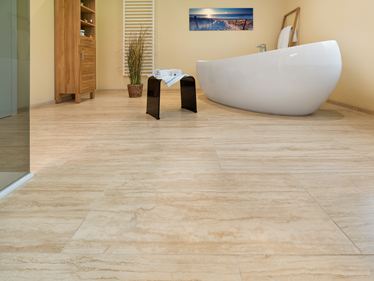 Fliser i Natura i badeværelset med badekar