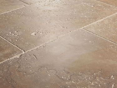 Fliser i travertin, nærbillede fra siden