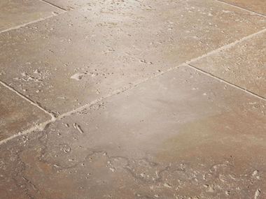 Fliser i travertin, nærbillede fra siden