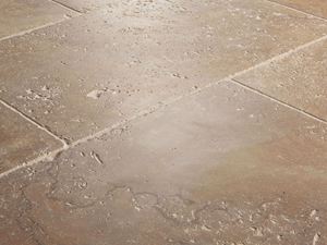 Fliser i travertin, nærbillede fra siden