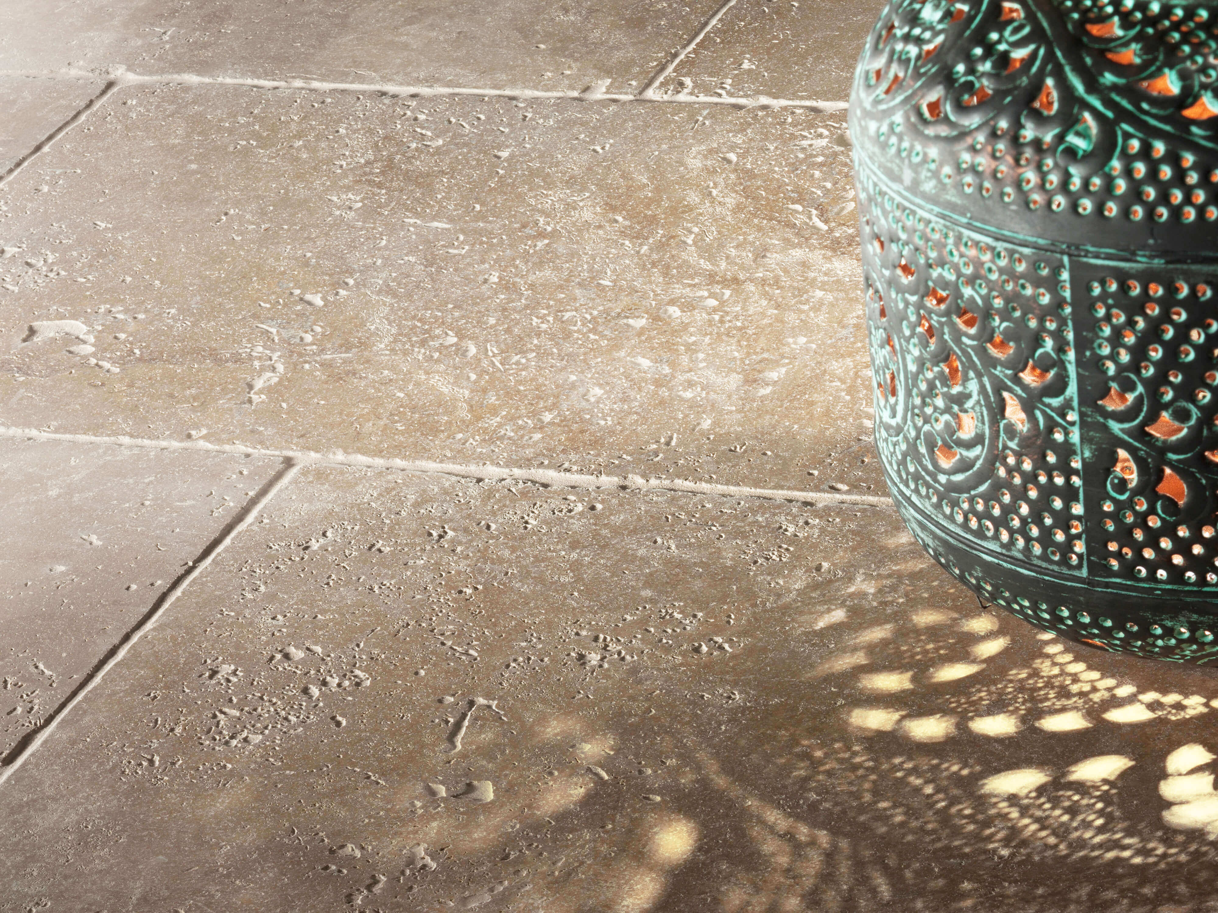 Orientalsk lampe på travertin Noce-gulv