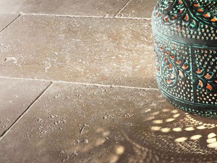 Orientalsk lampe på travertin Noce-gulv