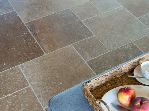 Noce travertinfliser med bakke og ferskner