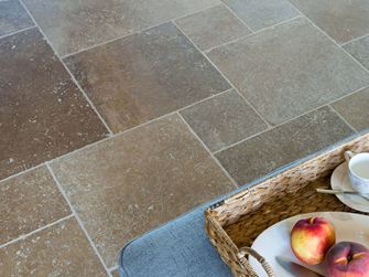 Noce travertinfliser med bakke og ferskner