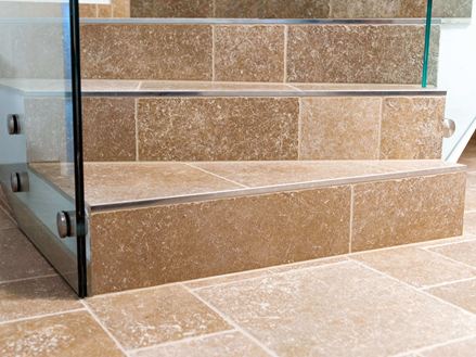 Trappetrin med Fliser i Travertin Noce og glas