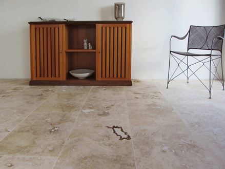 Kundefoto: Fliser i Onyx, med kommode og stol