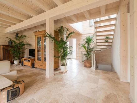 Rustikke fliser i travertin i indgangspartiet og stuen