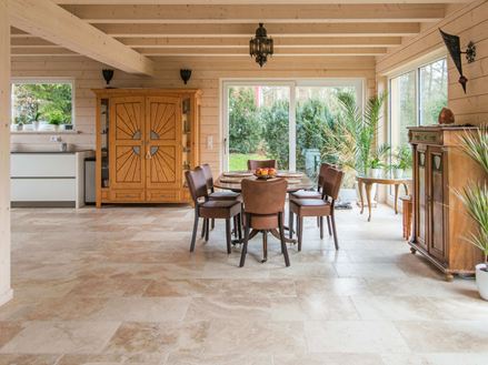 Fliser i travertin i spiseområdet