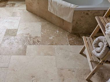 Travertine_rustik_badeværelse_nær_galleri 1