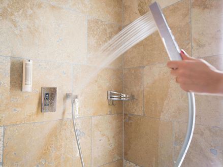 Bruser med Rustic travertinfliser på væggen