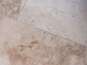 Nærbillede af lagt Rustic travertinflise