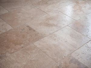 Lægte travertinfliser i mellem-mørke beige toner