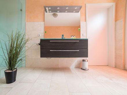 Badeværelse med Vanilla Flise travertin