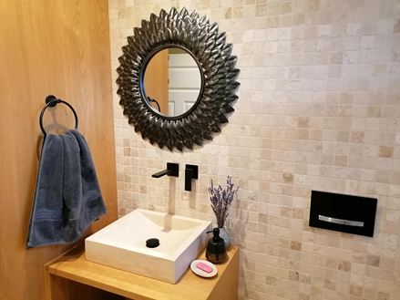 Badeværelse med travertinmosaik