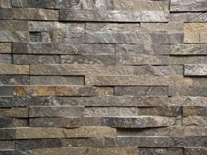 Frontalbillede af installeret vægbeklædning lavet af Deoli Green kvartsit