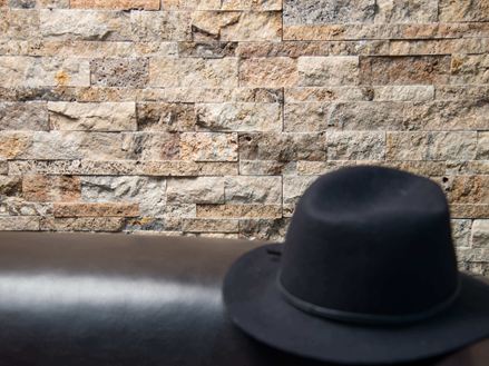 Sort hat foran Scabas vægpaneler