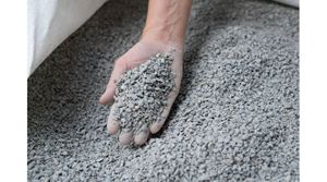 Hånden tager spåner fra en stor sæk