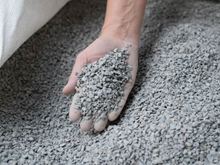  Hånden tager spåner fra en stor sæk