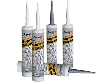 Flere rør med naturstenssilikone til lægning af fliser