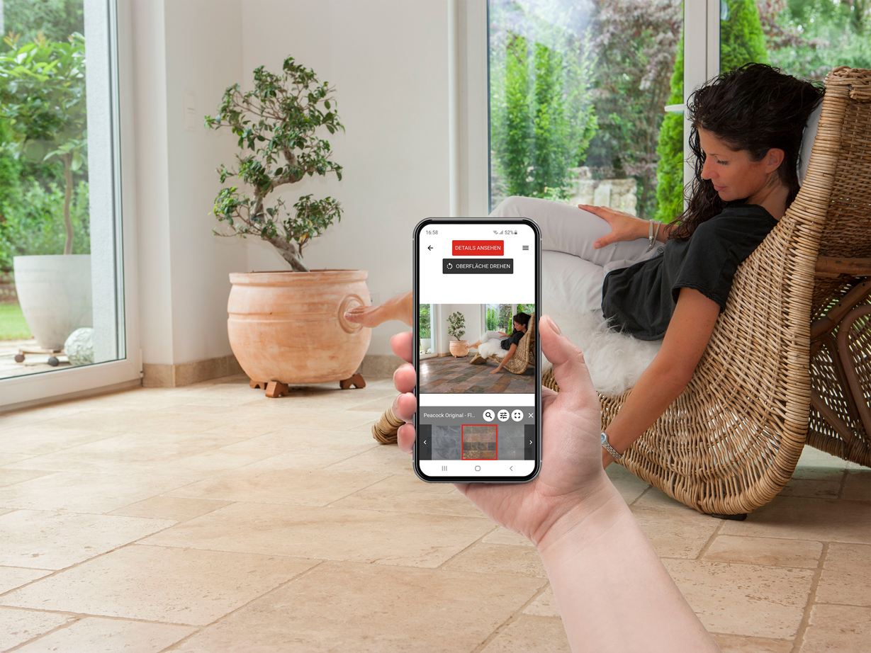 Oplev dit drømmegulv i dit hjem! Kvinde med mobiltelefon og hånd i travertin