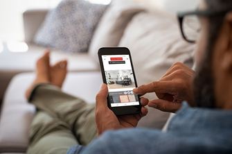 Mand med mobiltelefon i hånden