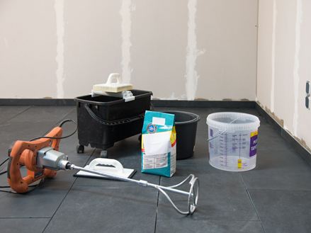 Værktøj og materialer til lægning af naturstensfliser