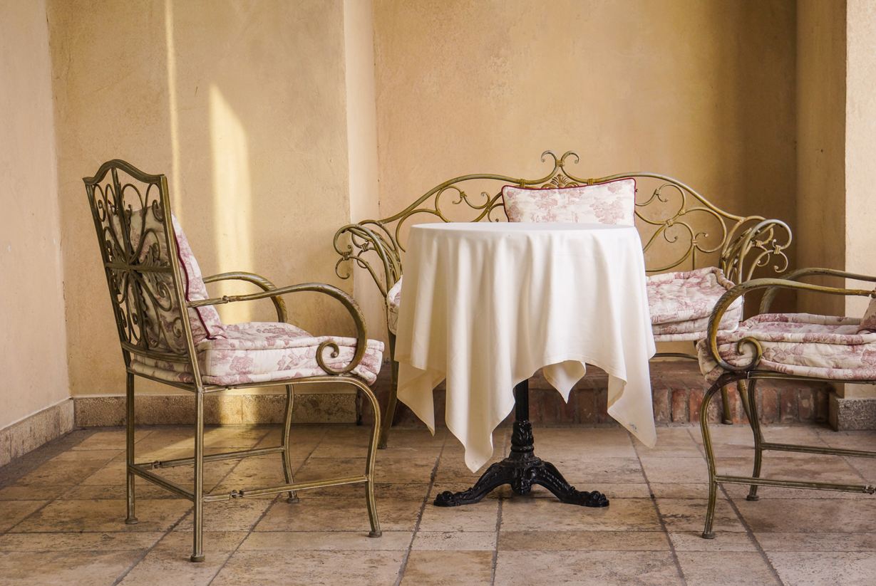 Elegante siddepladser i fransk stil med lyse naturstensgulve