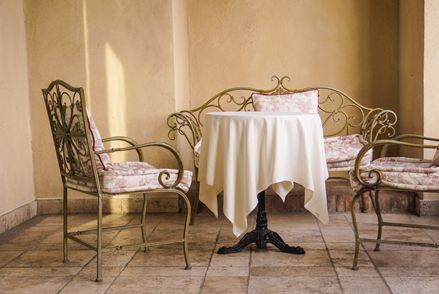 Elegante siddepladser i fransk stil med lyse naturstensgulve