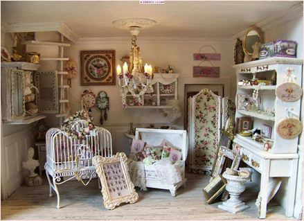 Værelse med masser af møbler i fransk stil