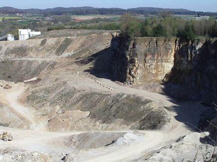 Et fugleperspektiv af stenbruddet på en solrig dag