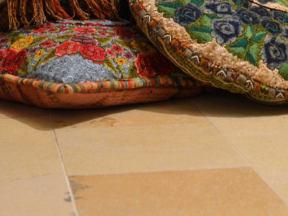 Beige Solnhofer-top med farverige sædehynder