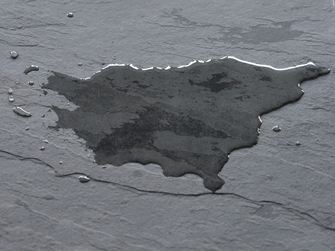 Mørk skiferflise med vandpyt