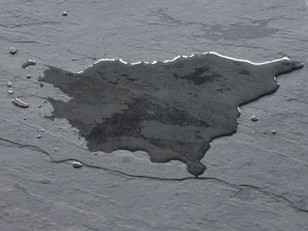 Mørk skiferflise med vandpyt