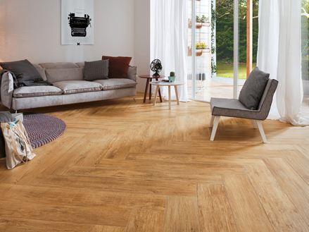 id1250 stue med udsigt til haven gulvbelægning træ-effekt fliser urban honey